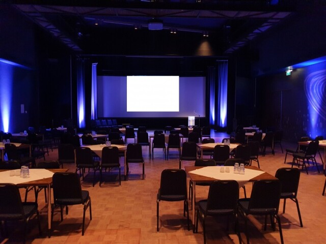 uitvaart-theaterzaal-met-tafels-en-stoelen-20230627121119